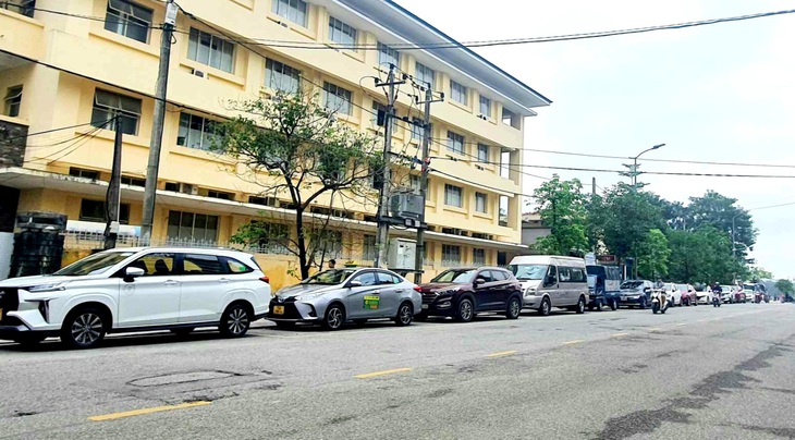 Tuyến đường duy nhất ở Huế thu phí đậu đỗ xe, lãnh đạo thành phố nói gì?- Ảnh 1.