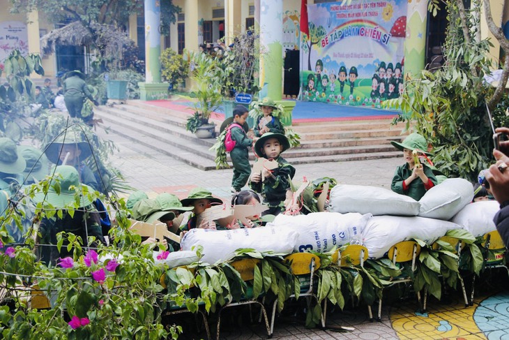 Học sinh trải nghiệm 'Cháu yêu chú bộ đội - Cháu làm chú bộ đội'- Ảnh 12. Học sinh trải nghiệm 'Cháu yêu chú bộ đội - Cháu làm chú bộ đội'- Ảnh 12.
