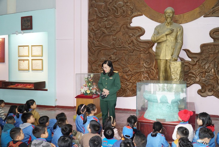 Học sinh trải nghiệm 'Cháu yêu chú bộ đội - Cháu làm chú bộ đội'- Ảnh 5. Học sinh trải nghiệm 'Cháu yêu chú bộ đội - Cháu làm chú bộ đội'- Ảnh 5.