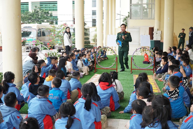 Học sinh trải nghiệm 'Cháu yêu chú bộ đội - Cháu làm chú bộ đội'- Ảnh 4. Học sinh trải nghiệm 'Cháu yêu chú bộ đội - Cháu làm chú bộ đội'- Ảnh 4.