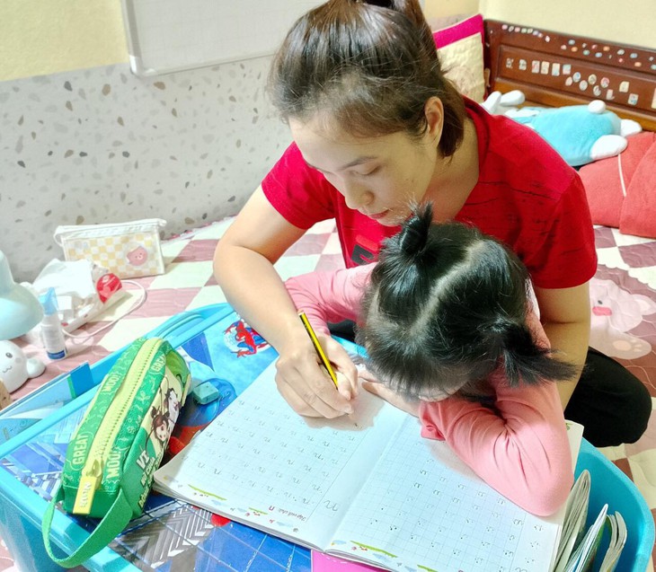 MS 897: Sự sống mong manh của bé gái 6 tuổi mắc bệnh nặng, cha mẹ không còn sức lo tiền thuốc thang- Ảnh 2. MS 897: Sự sống mong manh của bé gái 6 tuổi mắc bệnh nặng, cha mẹ không còn sức lo tiền thuốc thang- Ảnh 2.
