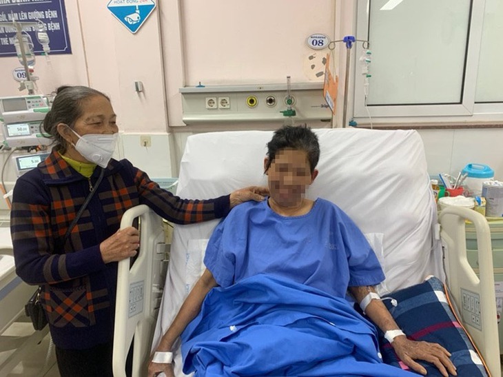 Cứu sống một bệnh nhân sốc chấn thương chồng sốc sốt xuất huyết- Ảnh 3. Cứu sống một bệnh nhân sốc chấn thương chồng sốc sốt xuất huyết- Ảnh 3.