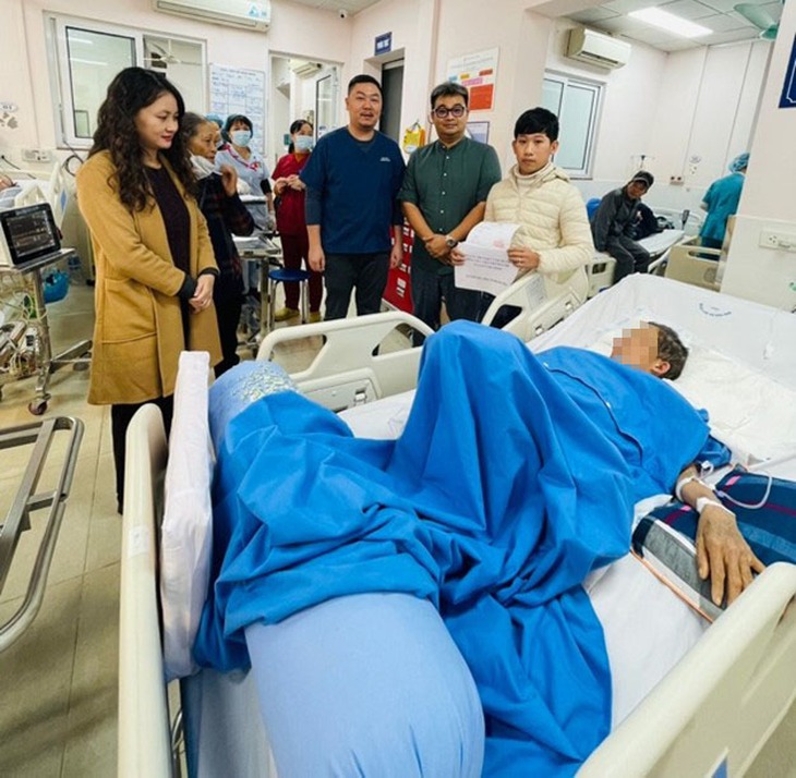 Cứu sống một bệnh nhân sốc chấn thương chồng sốc sốt xuất huyết- Ảnh 2. Cứu sống một bệnh nhân sốc chấn thương chồng sốc sốt xuất huyết- Ảnh 2.