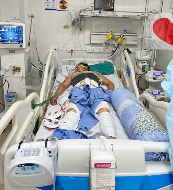 Cứu sống một bệnh nhân sốc chấn thương chồng sốc sốt xuất huyết- Ảnh 1. Cứu sống một bệnh nhân sốc chấn thương chồng sốc sốt xuất huyết- Ảnh 1.