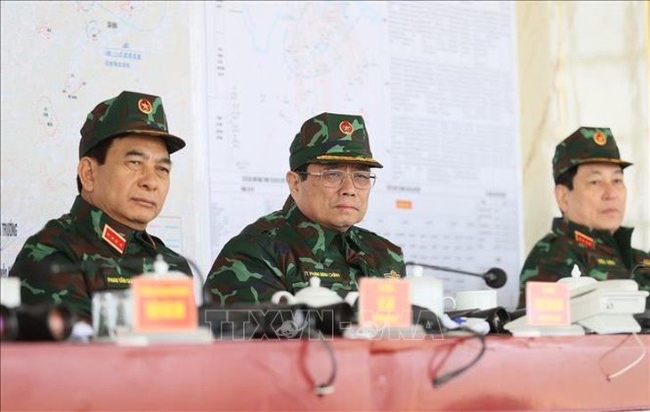 Thủ tướng dự diễn tập chiến thuật có bắn đạn thật của Quân đoàn 12- Ảnh 1. Thủ tướng dự diễn tập chiến thuật có bắn đạn thật của Quân đoàn 12- Ảnh 1.