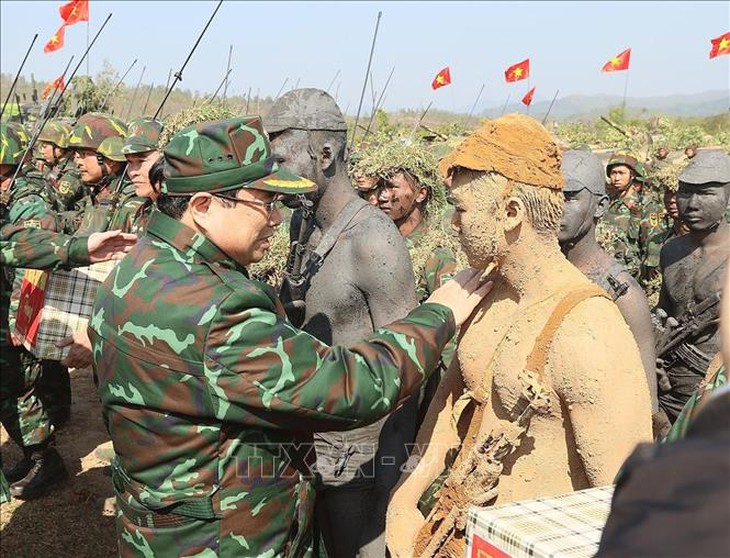 Thủ tướng dự diễn tập chiến thuật có bắn đạn thật của Quân đoàn 12- Ảnh 9. Thủ tướng dự diễn tập chiến thuật có bắn đạn thật của Quân đoàn 12- Ảnh 9.