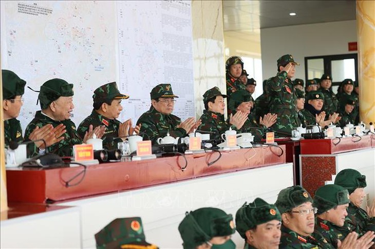 Thủ tướng dự diễn tập chiến thuật có bắn đạn thật của Quân đoàn 12- Ảnh 2. Thủ tướng dự diễn tập chiến thuật có bắn đạn thật của Quân đoàn 12- Ảnh 2.