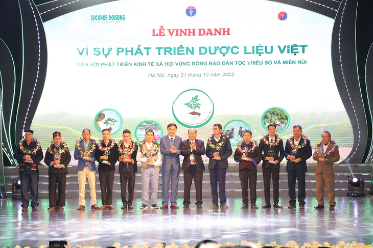 Nhờ trồng cà gai leo, xạ đen giúp người đàn ông ở Tuyên Quang thoát nghèo- Ảnh 1. Nhờ trồng cà gai leo, xạ đen giúp người đàn ông ở Tuyên Quang thoát nghèo- Ảnh 1.
