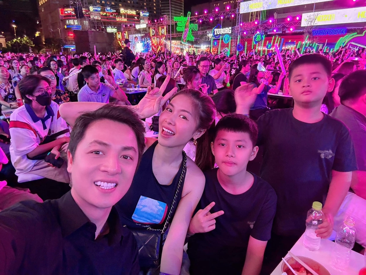 Giáng sinh của sao Việt: Hồng Diễm xinh tươi, Hoàng Anh Vũ từng lạc con trai ở sân nhà thờ- Ảnh 15.