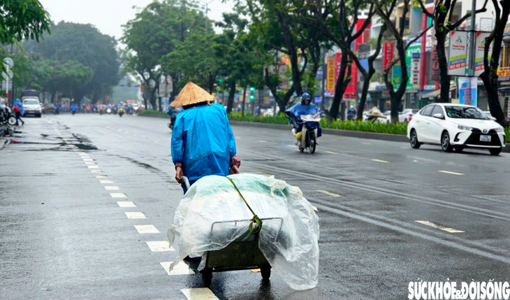 Người dân nghèo co ro mưu sinh trong giá rét- Ảnh 1.