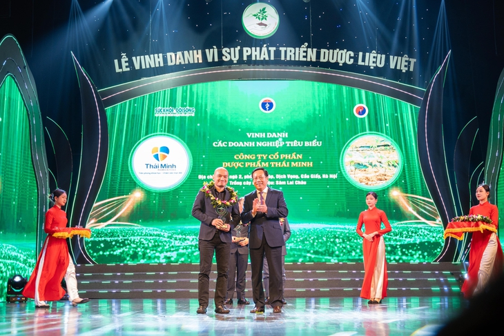 Chủ tịch HĐQT Dược phẩm Thái Minh xúc động khi được Vinh danh 'Vì sự phát triển dược liệu Việt'- Ảnh 1. Chủ tịch HĐQT Dược phẩm Thái Minh xúc động khi được Vinh danh 'Vì sự phát triển dược liệu Việt'- Ảnh 1.