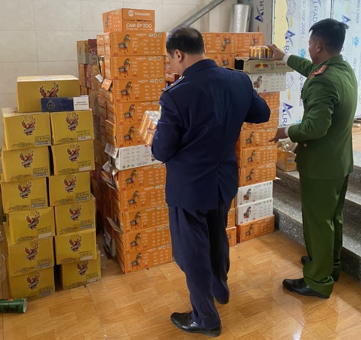 Hàng trăm thùng nước giải khát hết hạn 'suýt' đến tay người dùng- Ảnh 2.