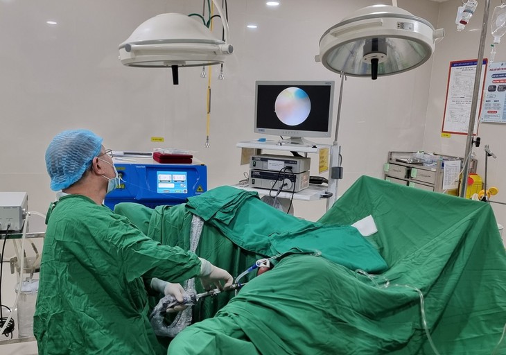 Phẫu thuật nội soi bóc u phì đại bằng Lasre qua đường niệu đạo – Giải pháp an toàn và hiệu quả cho nam giới trên 50 tuổi- Ảnh 1.