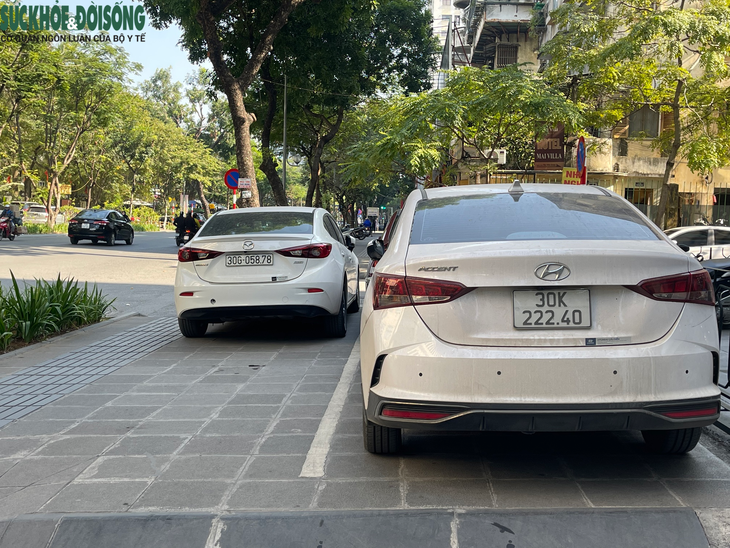 Vỉa hè Hà Nội vừa lát đá xong đã phải oằn mình 'cõng' ô tô- Ảnh 1.