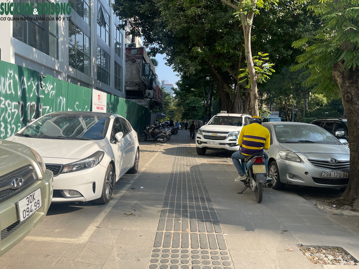 Vỉa hè Hà Nội vừa lát đá xong đã phải oằn mình 'cõng' ô tô- Ảnh 2.