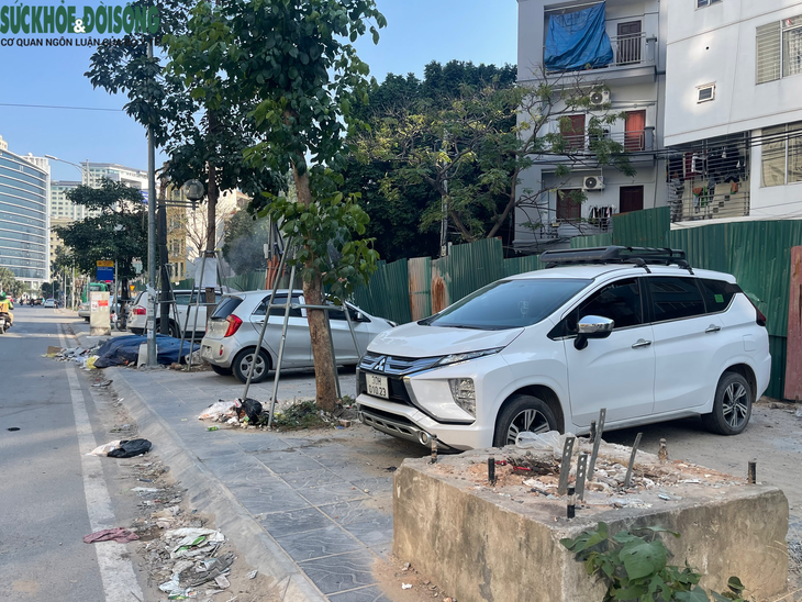 Vỉa hè Hà Nội vừa lát đá xong đã phải oằn mình 'cõng' ô tô- Ảnh 3.