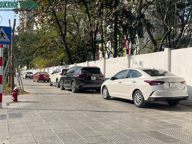 Vỉa hè Hà Nội vừa lát đá xong đã phải oằn mình 'cõng' ô tô- Ảnh 4.
