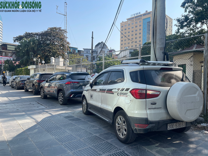 Vỉa hè Hà Nội vừa lát đá xong đã phải oằn mình 'cõng' ô tô- Ảnh 5.