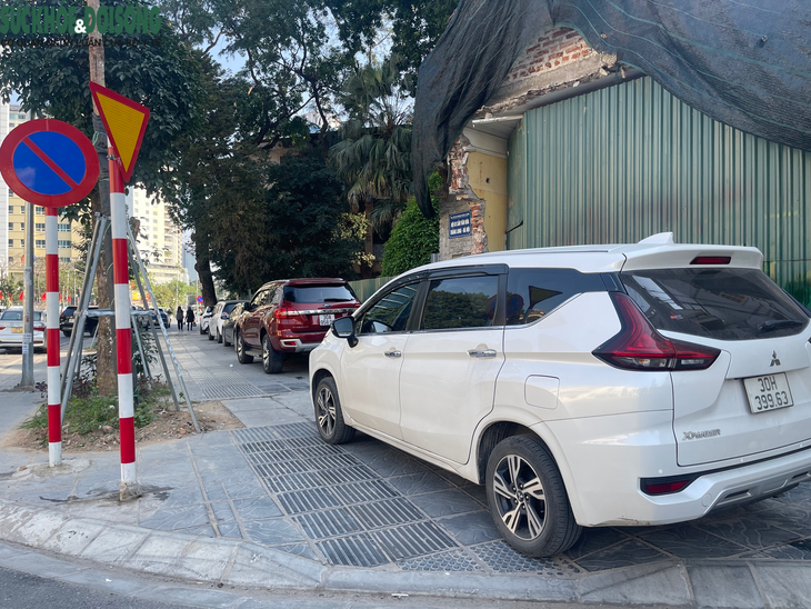 Vỉa hè Hà Nội vừa lát đá xong đã phải oằn mình 'cõng' ô tô- Ảnh 6.