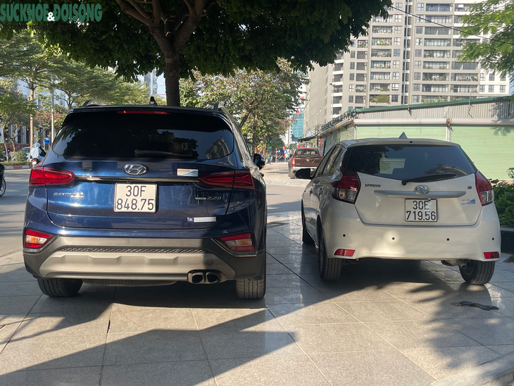 Vỉa hè Hà Nội vừa lát đá xong đã phải oằn mình 'cõng' ô tô- Ảnh 8.