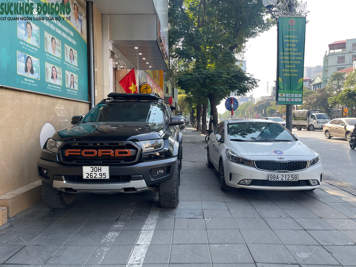 Vỉa hè Hà Nội vừa lát đá xong đã phải oằn mình 'cõng' ô tô- Ảnh 9.