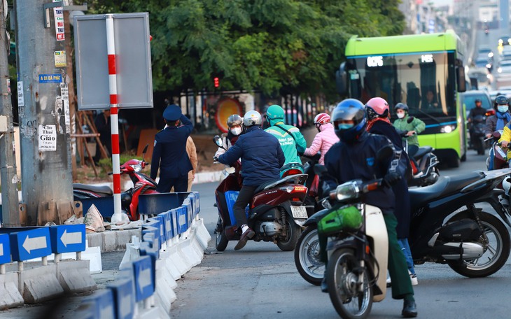 Điều chỉnh giao thông Ngã Tư Sở, người dân chật vật đi lùi, quay xe