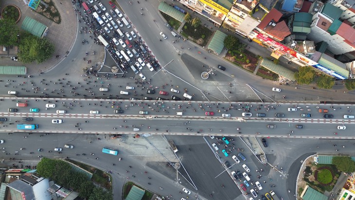 Hà Nội 'mạnh tay' xén vỉa hè, dải phân cách và dỡ đảo giao thông để giảm ùn tắc- Ảnh 2.