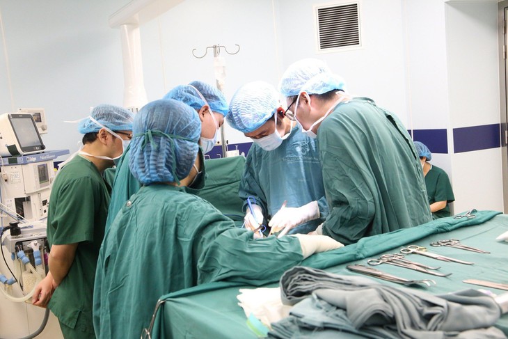 Phẫu thuật cho bé gái 2 tuổi bị trật khớp háng bẩm sinh- Ảnh 2. Phẫu thuật cho bé gái 2 tuổi bị trật khớp háng bẩm sinh- Ảnh 2.