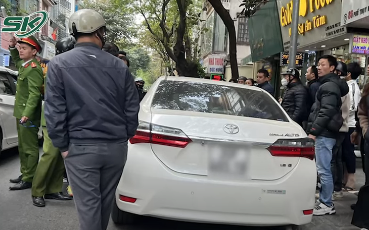  Hiện trường vụ tài xế tông xe máy chở 5 người hất lên nóc xe rồi cố thủ trên ô tô