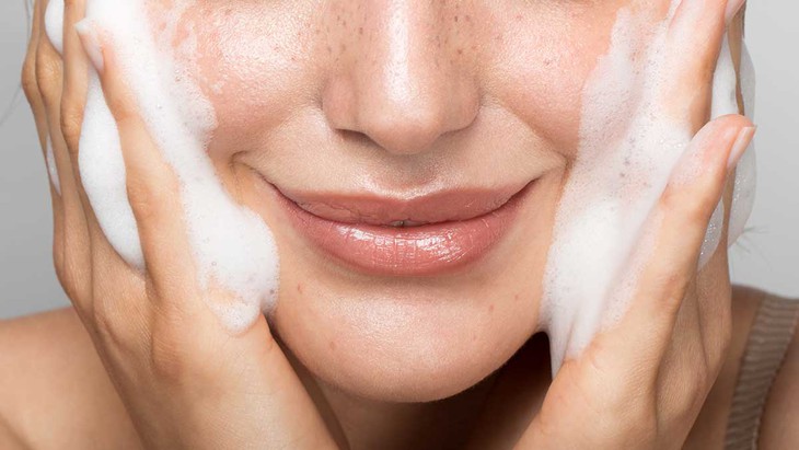 5 thói quen khiến da càng khô ráp khi trời hanh khô- Ảnh 1.