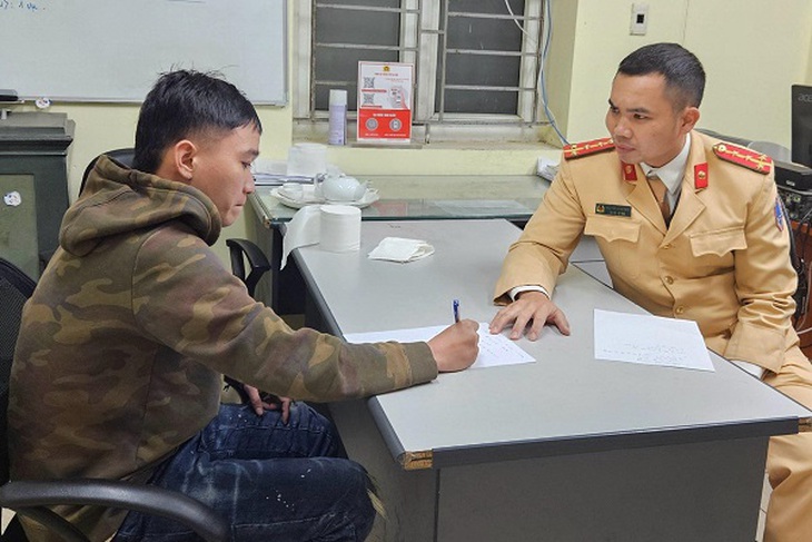 CSGT Hà Nội truy đuổi tên cướp điện thoại của người đi đường- Ảnh 1. CSGT Hà Nội truy đuổi tên cướp điện thoại của người đi đường- Ảnh 1.