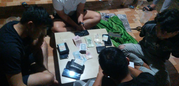 Bắt quả tang 4 thanh niên vào chòi đánh bạc- Ảnh 1.