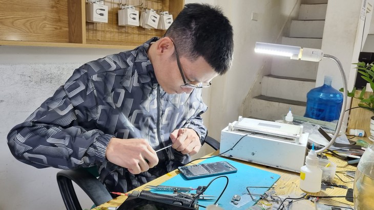 Thu nhập khủng từ việc thay cáp cho điện thoại màn hình gập- Ảnh 1. Thu nhập khủng từ việc thay cáp cho điện thoại màn hình gập- Ảnh 1.