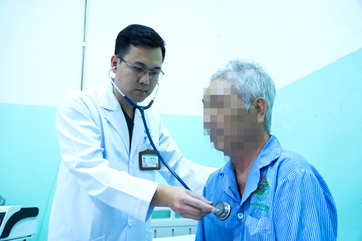 Người đàn ông 7 tháng liên tiếp ngủ ngồi vì hội chứng ngưng thở tắc nghẽn khi ngủ- Ảnh 1.