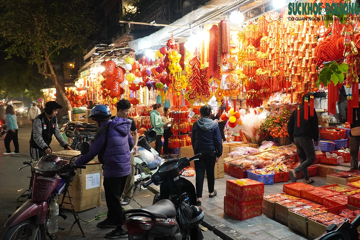 Tết cận kề, phố Hàng Mã được 'nhuộm đỏ' đồ trang trí- Ảnh 8.