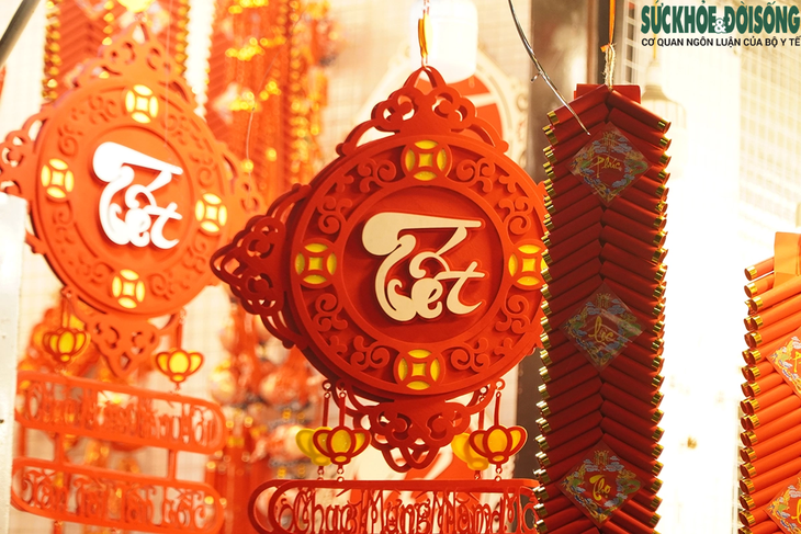 Tết cận kề, phố Hàng Mã được 'nhuộm đỏ' đồ trang trí- Ảnh 10.