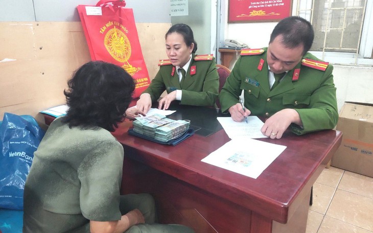 Cụ bà 76 tuổi suýt bị lừa hơn nửa tỉ đồng và hành động kịp thời của nhân viên ngân hàng