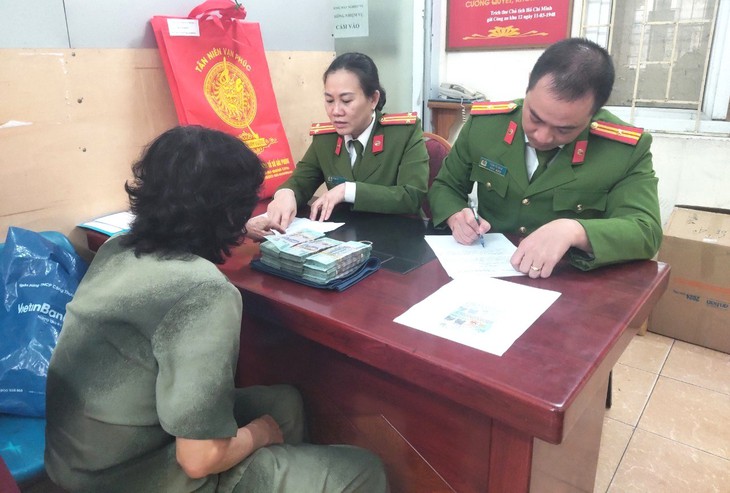 Cụ bà 76 tuổi suýt bị lừa hơn nửa tỉ đồng và hành động kịp thời của nhân viên ngân hàng - Ảnh 1.
