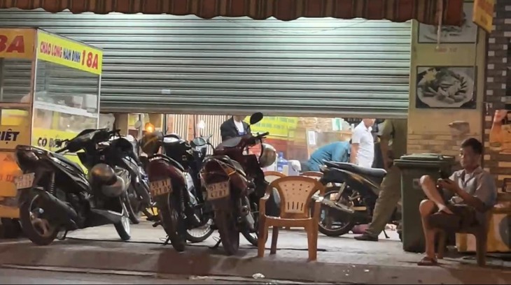 TPHCM: Người đàn ông bất ngờ gục xuống rồi tử vong lúc đang ăn cháo lòng- Ảnh 1.