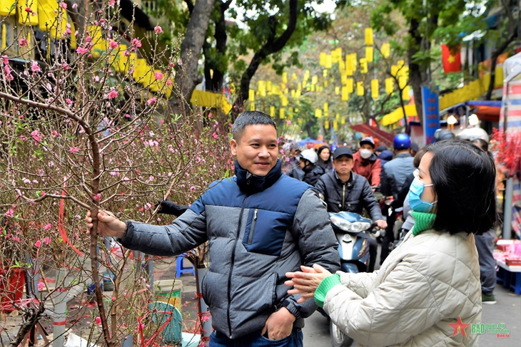 Hà Nội: Bảo đảm quy định về phòng, chống dịch bệnh tại các hội chợ, chợ hoa Xuân dịp Tết- Ảnh 1. Hà Nội: Bảo đảm quy định về phòng, chống dịch bệnh tại các hội chợ, chợ hoa Xuân dịp Tết- Ảnh 1.