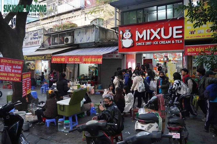 Hiện trạng vỉa hè các tuyến phố dự kiến được cho thuê tại Hà Nội- Ảnh 4.