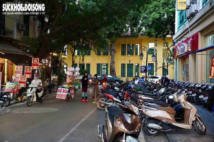Hiện trạng vỉa hè các tuyến phố dự kiến được cho thuê tại Hà Nội- Ảnh 1.
