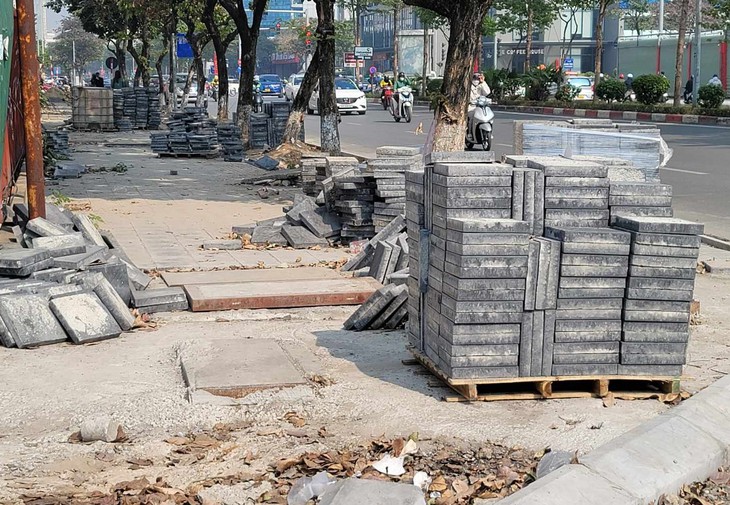 Đã rõ lý do vỉa hè Hà Nội tiếp tục bị đào xới dịp cuối năm- Ảnh 1.