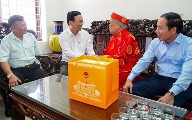 Chủ tịch nước Võ Văn Thưởng tặng quà Tết cho người có công với cách mạng dịp Tết Nguyên đán