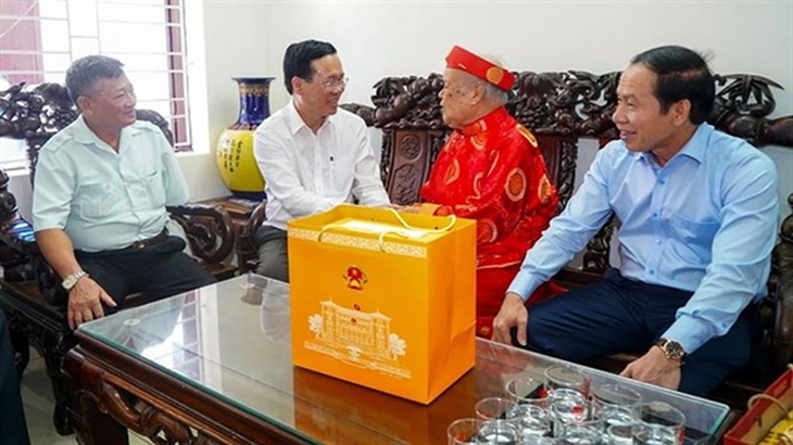 Chủ tịch nước Võ Văn Thưởng tặng quà Tết cho người có công với cách mạng dịp Tết Nguyên đán- Ảnh 1.
