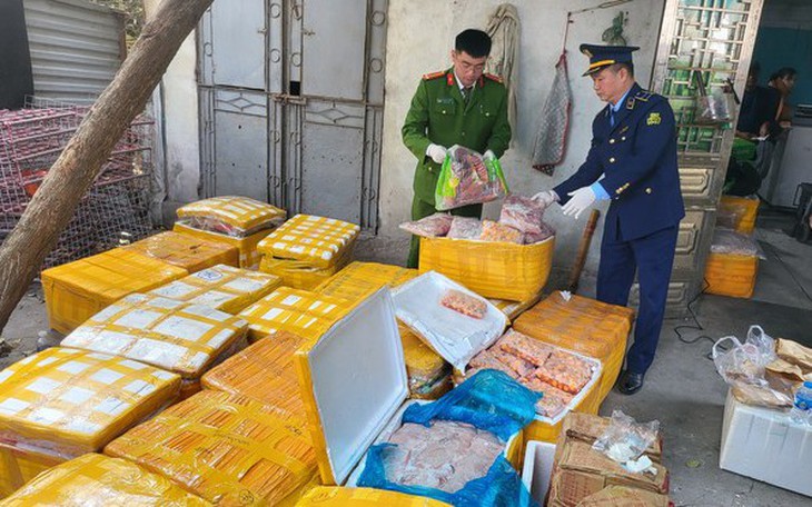 Hơn 1 tấn thực phẩm "bẩn" giấu giữa cánh đồng hoa ở Hà Nội