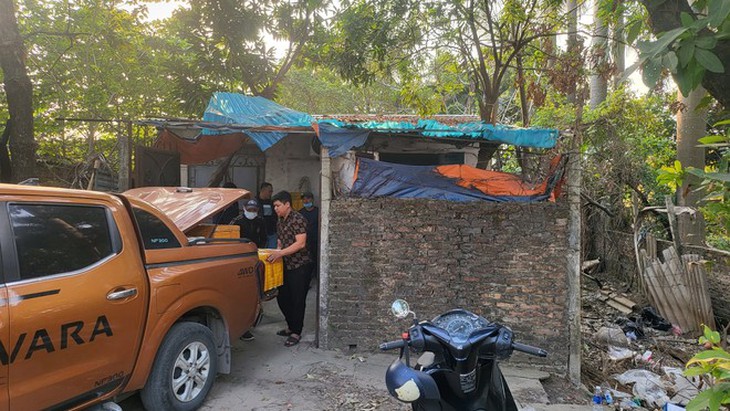 Hơn 1 tấn thực phẩm 'bẩn' giấu giữa cánh đồng hoa ở Hà Nội- Ảnh 3.