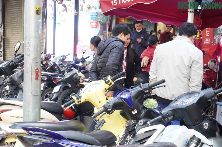 Giá vàng 'nhảy múa' liên tục, người Hà Nội xếp hàng chờ mua/bán- Ảnh 1. Giá vàng 'nhảy múa' liên tục, người Hà Nội xếp hàng chờ mua/bán- Ảnh 1.