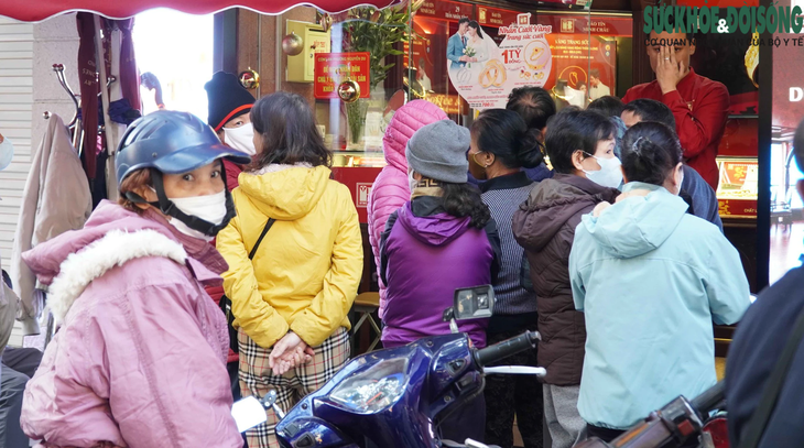 Giá vàng 'nhảy múa' liên tục, người Hà Nội xếp hàng chờ mua/bán- Ảnh 2. Giá vàng 'nhảy múa' liên tục, người Hà Nội xếp hàng chờ mua/bán- Ảnh 2.