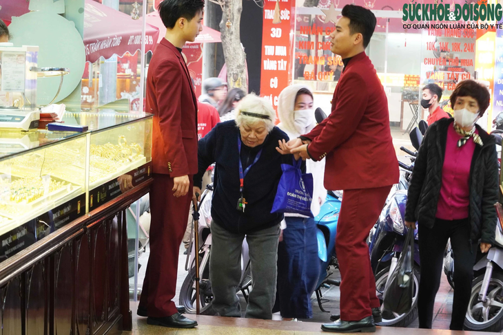 Giá vàng 'nhảy múa' liên tục, người Hà Nội xếp hàng chờ mua/bán- Ảnh 3. Giá vàng 'nhảy múa' liên tục, người Hà Nội xếp hàng chờ mua/bán- Ảnh 3.